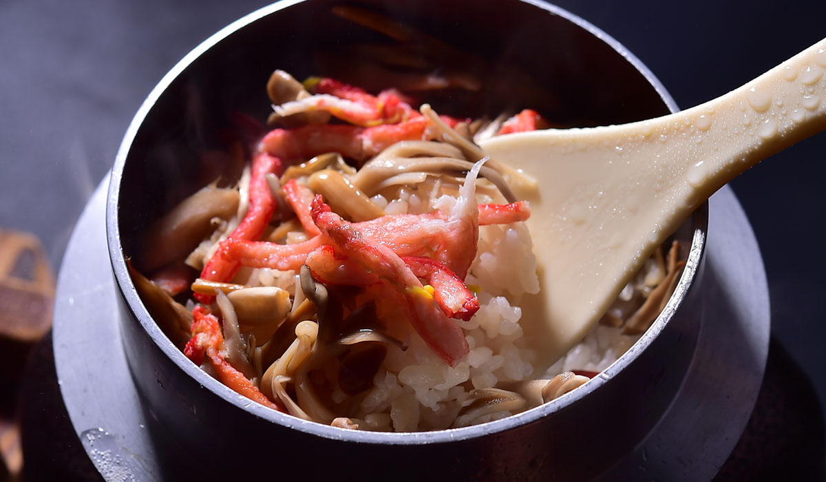 ずわい蟹と茸の釜飯